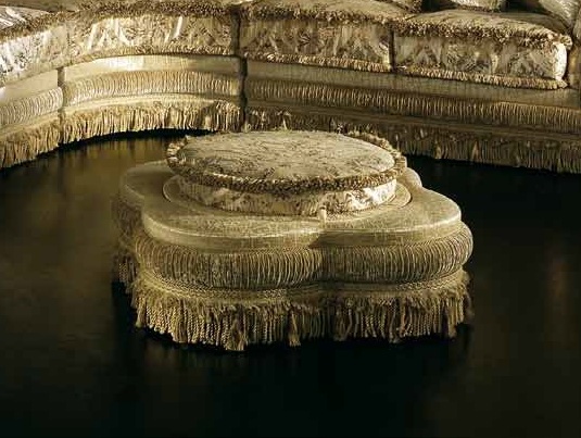 Пуф Classico art.LORD_3 от магазина Piramida Interiors